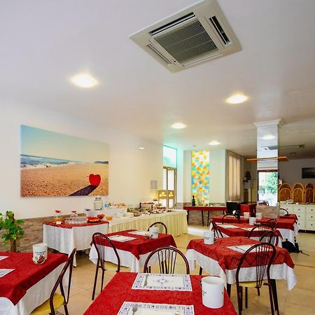 Hotel Clara Римини Экстерьер фото
