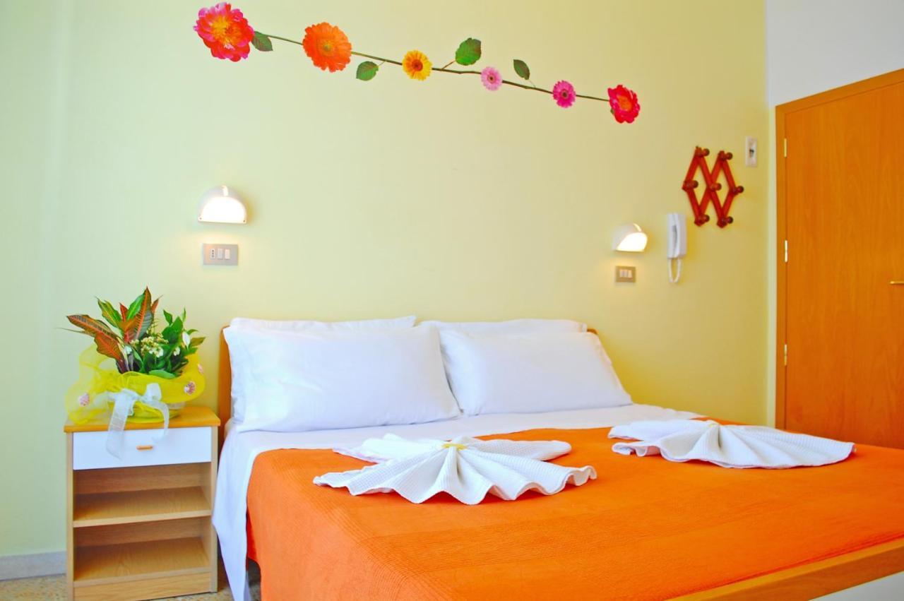 Hotel Clara Римини Экстерьер фото