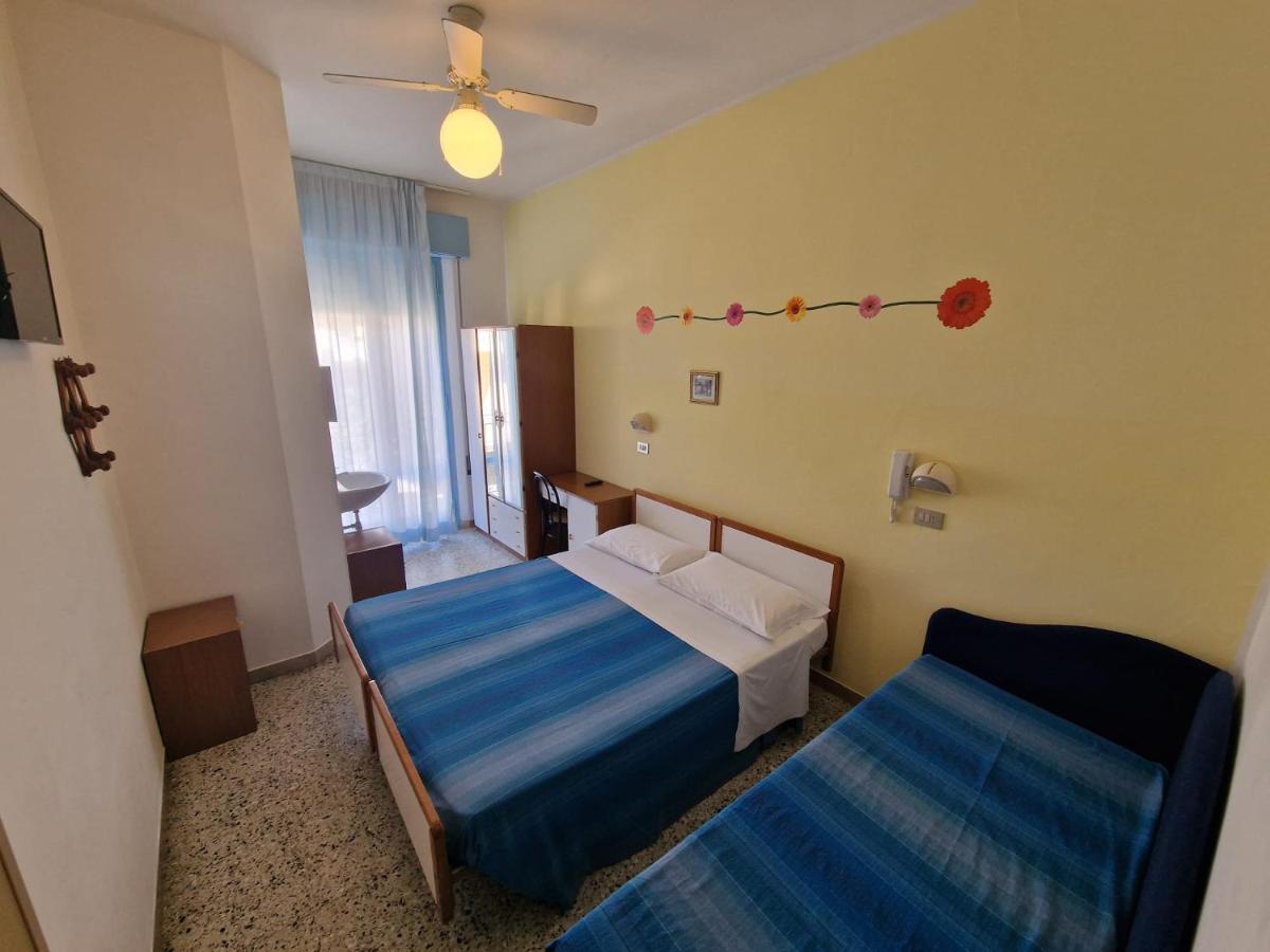Hotel Clara Римини Экстерьер фото