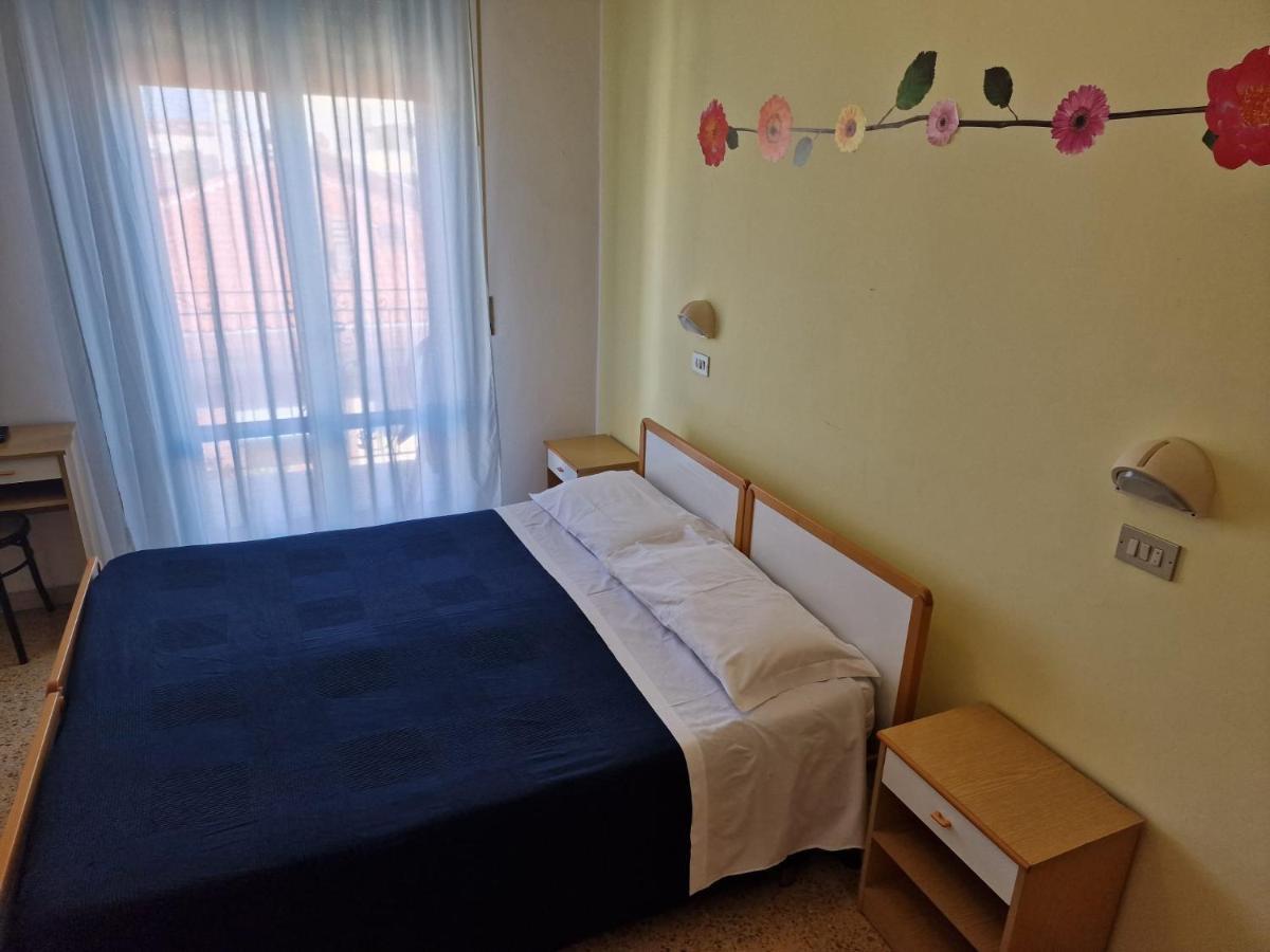 Hotel Clara Римини Экстерьер фото