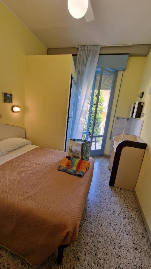 Hotel Clara Римини Экстерьер фото